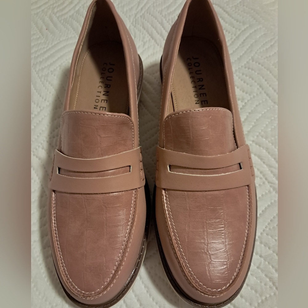 Journee Collection Blush Mauve Croc-Embossed Loafers 8.5 Wide